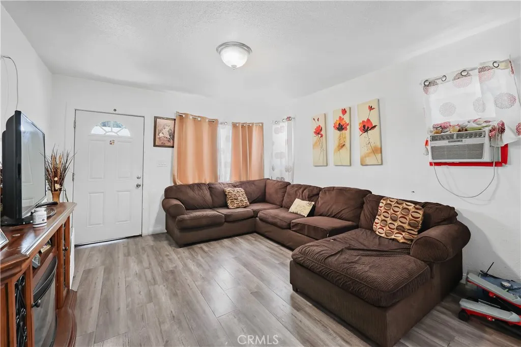 6816 Denver Avenue, Los Angeles, California 90044 home-pic-7